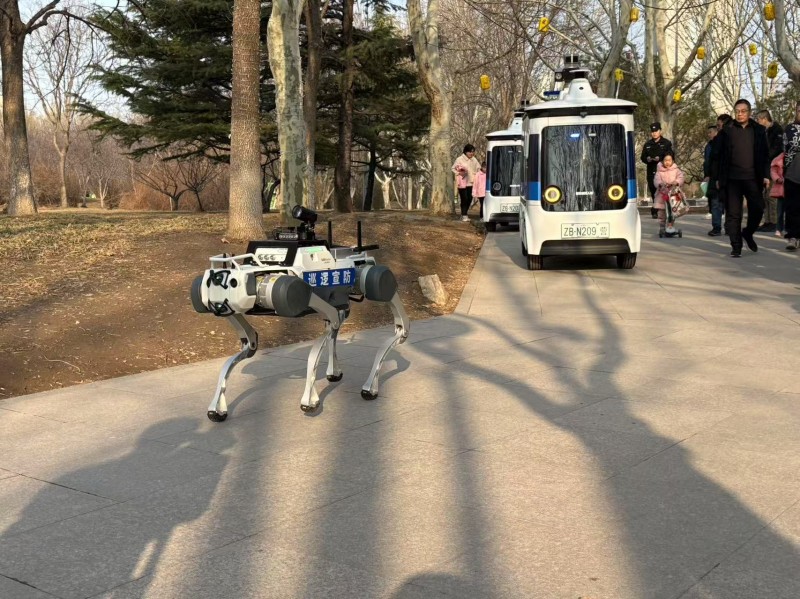 北京亦庄新一代智慧巡逻机器犬上岗.jpg